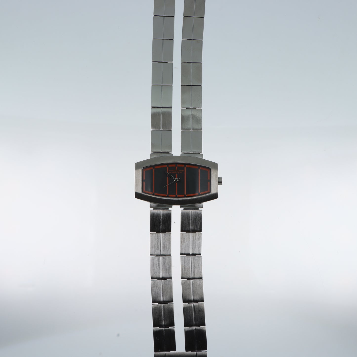 Orologio United Colors of Benetton Design Tonneau - Quadrante Nero con Righe Arancioni e Bracciale in Acciaio