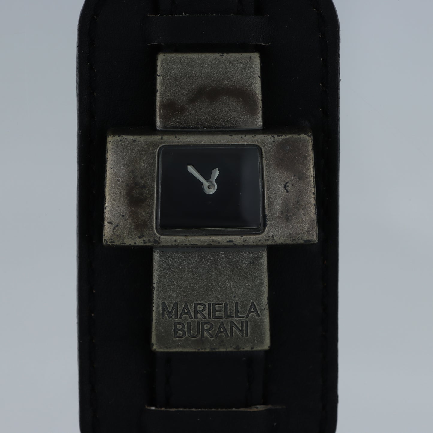 Mariella Burani – Orologio Donna Cassa a Croce Quadrante Nero Cuff in Pelle