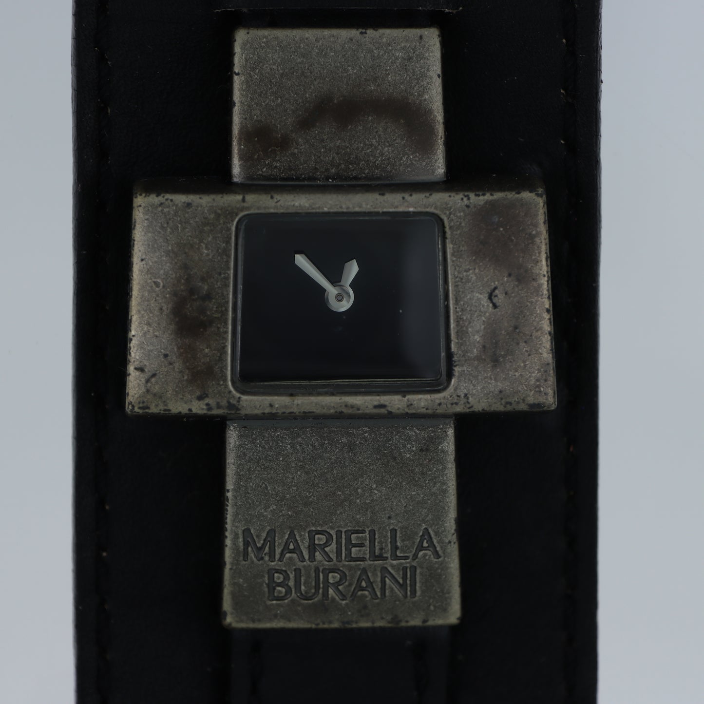 Mariella Burani – Orologio Donna Cassa a Croce Quadrante Nero Cuff in Pelle