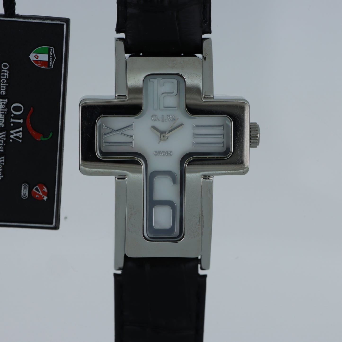 O.I.W. Cross – Orologio Unisex Cassa a Croce Quadrante Bianco Cinturino Pelle Nera