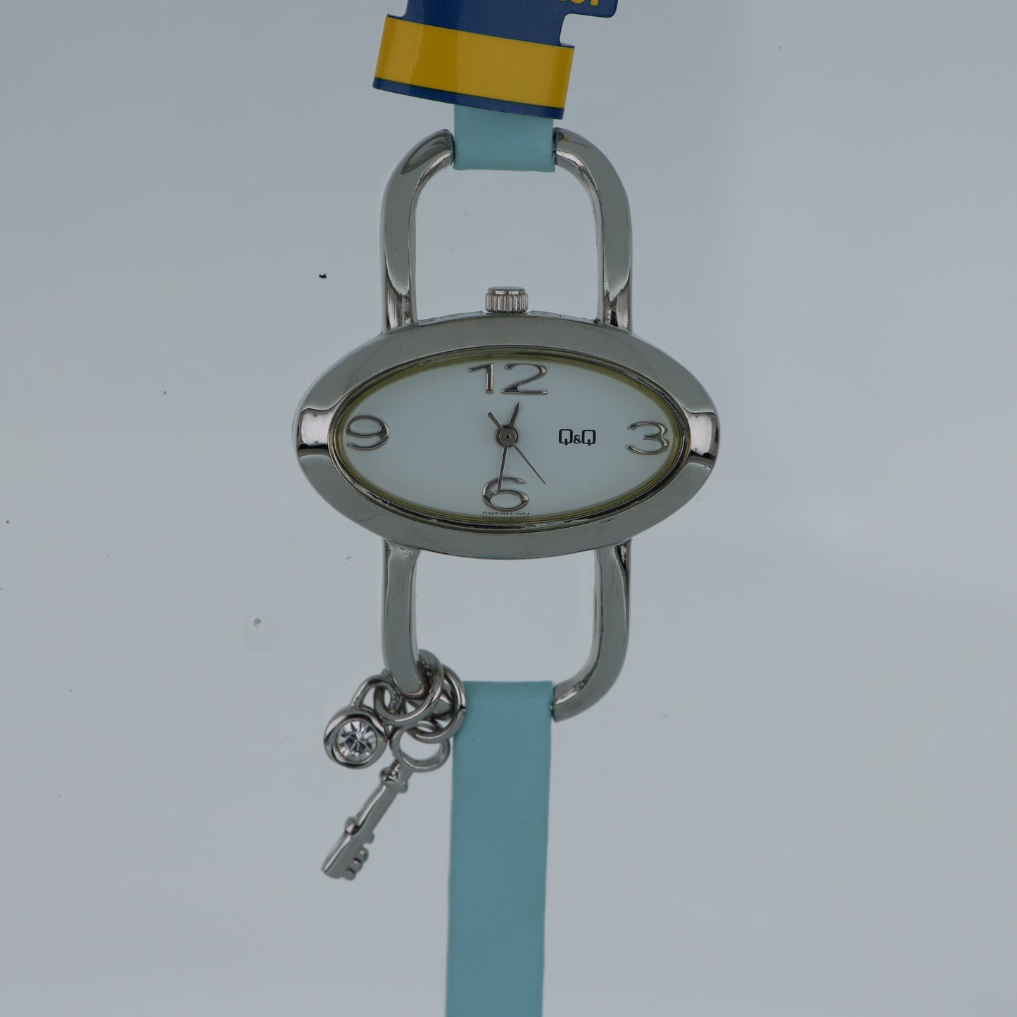 Q&Q – Orologio Donna Cassa Ovale Azzurro Ciondolo Chiave Cristallo