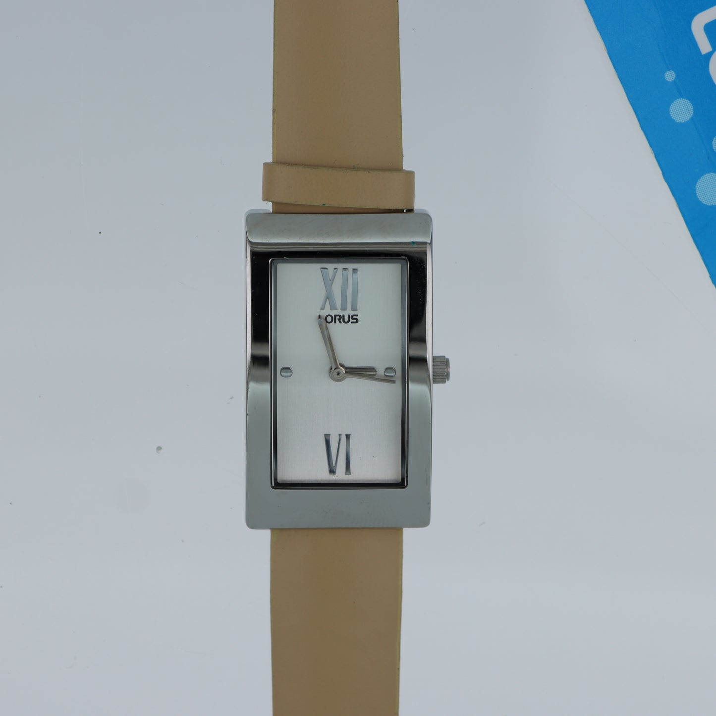 Lorus – Orologio Donna Cassa Rettangolare Quadrante Bianco Numeri Romani Cinturino Cuoio