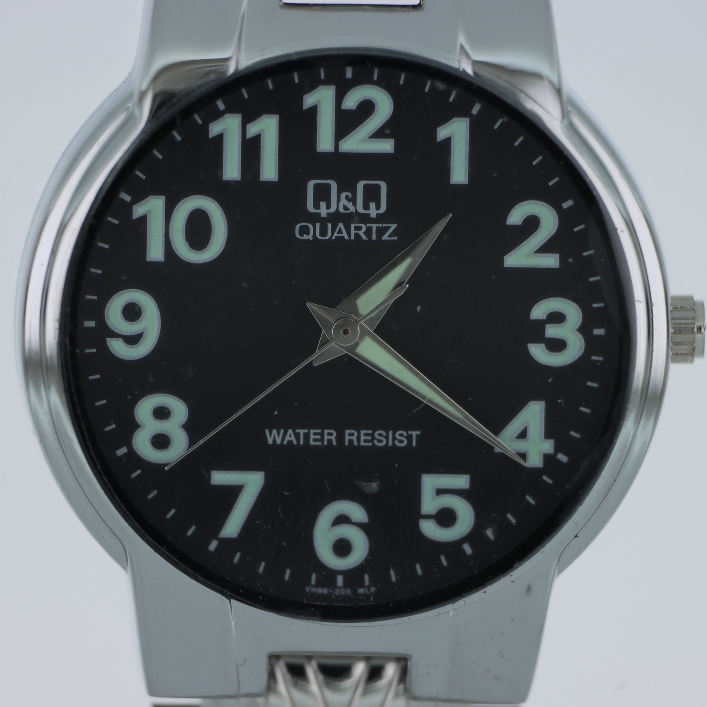Q&Q Quartz – Orologio Uomo Quadrante Nero Numeri Luminescenti Bracciale Acciaio Water Resist
