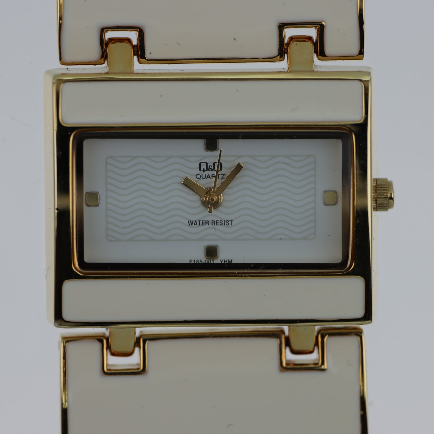 Q&Q – Orologio Donna Bracciale Rigido Bianco Oro Cassa Rettangolare Quadrante Guilloché Water Resist