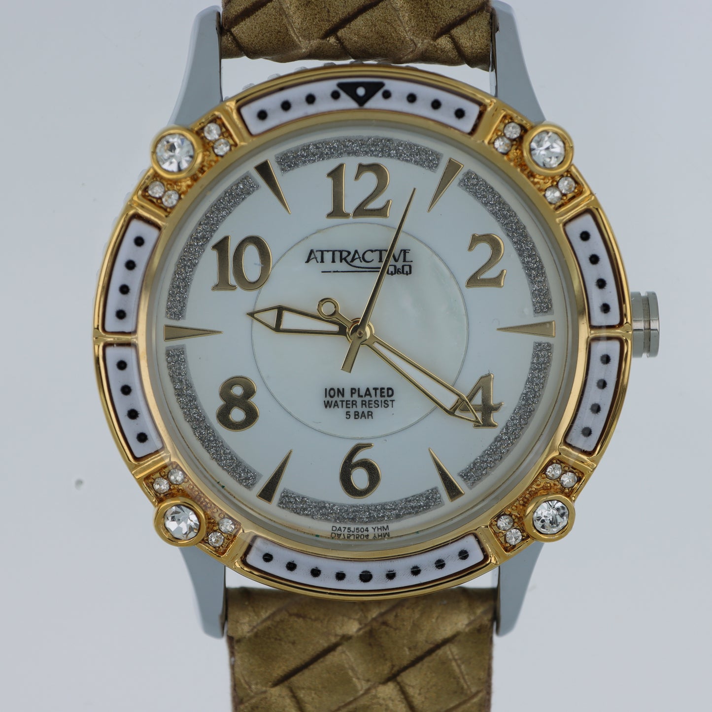 Q&Q Attractive – Orologio Donna Bezel Bianco Smaltato Cristalli Quadrante Glitter Cinturino Trapuntato Oro 5 Bar