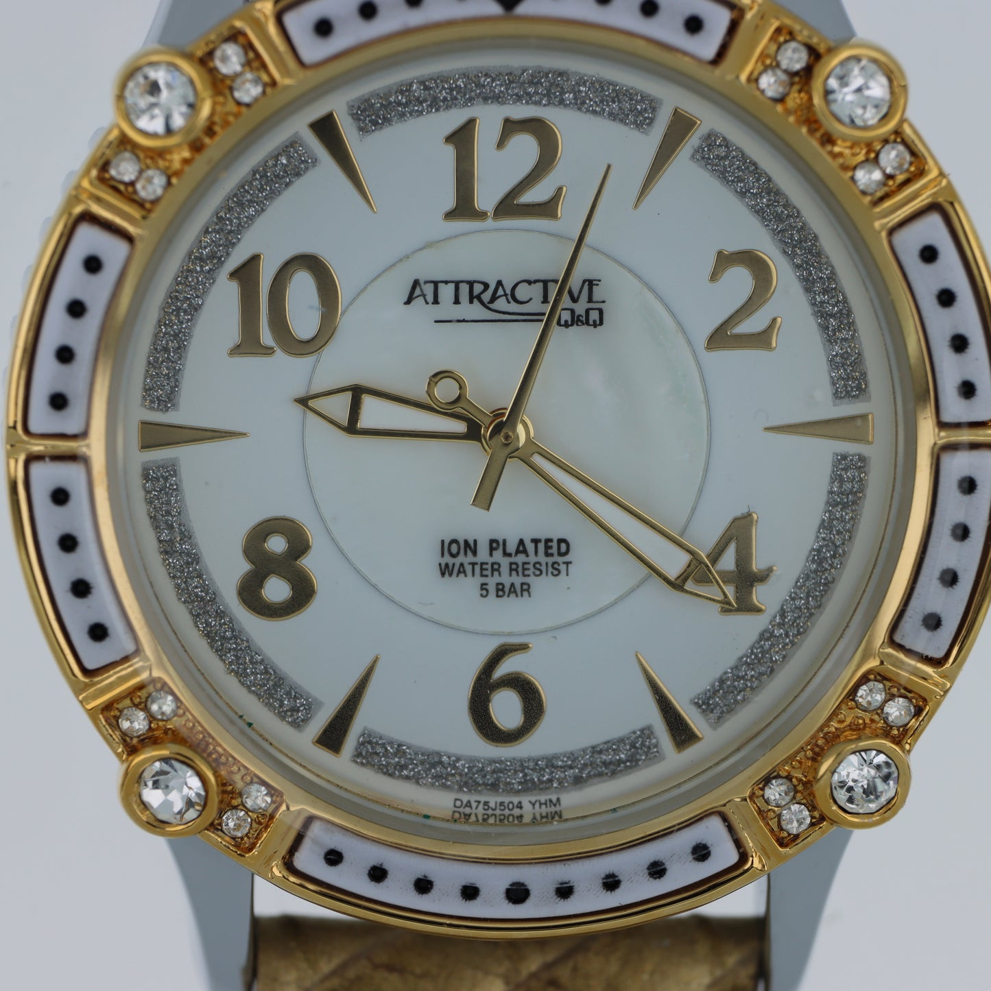 Q&Q Attractive – Orologio Donna Bezel Bianco Smaltato Cristalli Quadrante Glitter Cinturino Trapuntato Oro 5 Bar