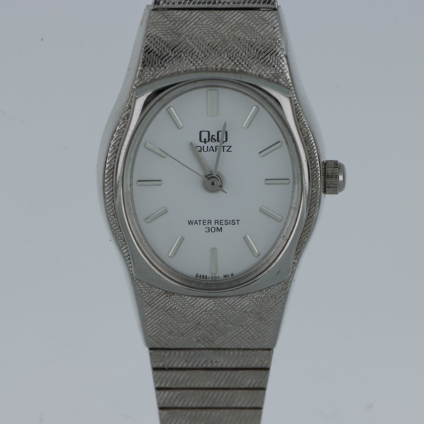 Q&Q – Orologio Donna Cassa a Botte Acciaio Texture Griglia Quadrante Ovale Bianco Bracciale Espandibile 30M