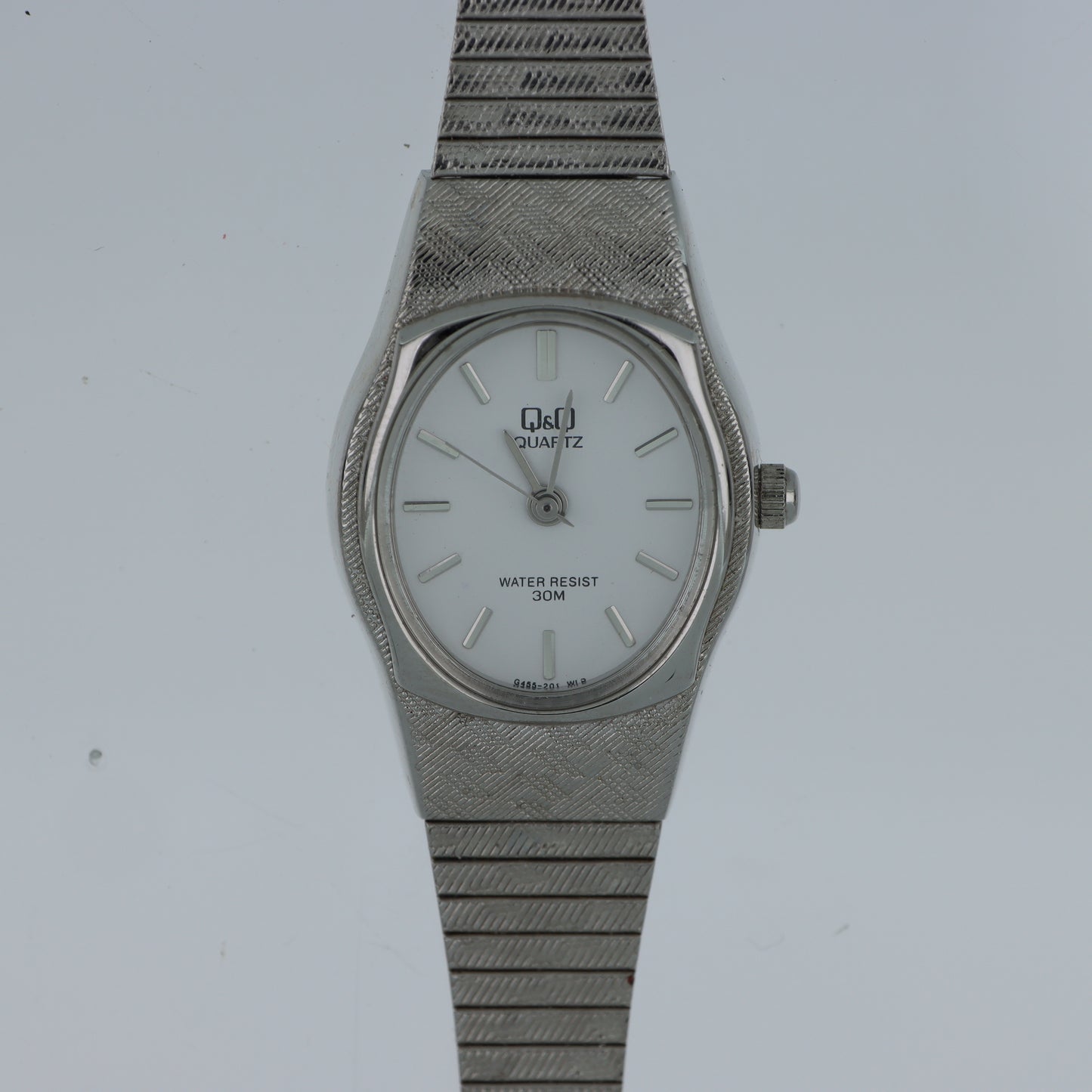 Q&Q – Orologio Donna Cassa a Botte Acciaio Texture Griglia Quadrante Ovale Bianco Bracciale Espandibile 30M