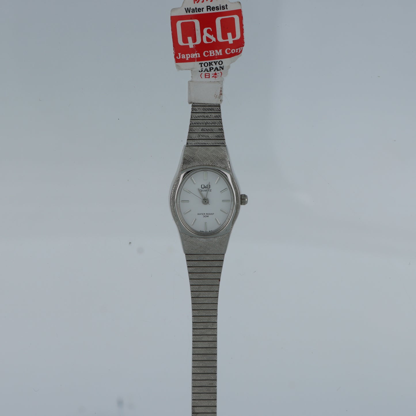 Q&Q – Orologio Donna Cassa a Botte Acciaio Texture Griglia Quadrante Ovale Bianco Bracciale Espandibile 30M