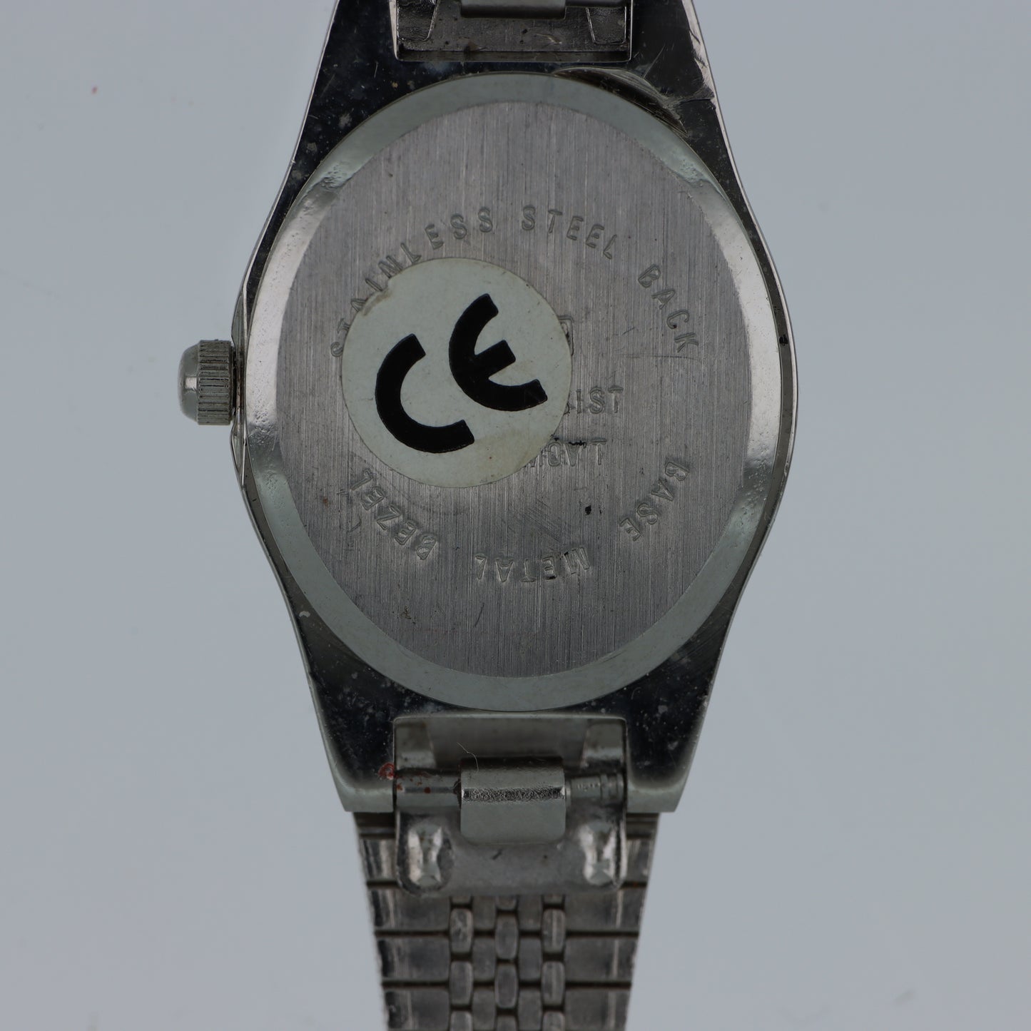Q&Q – Orologio Donna Cassa a Botte Acciaio Texture Griglia Quadrante Ovale Bianco Bracciale Espandibile 30M