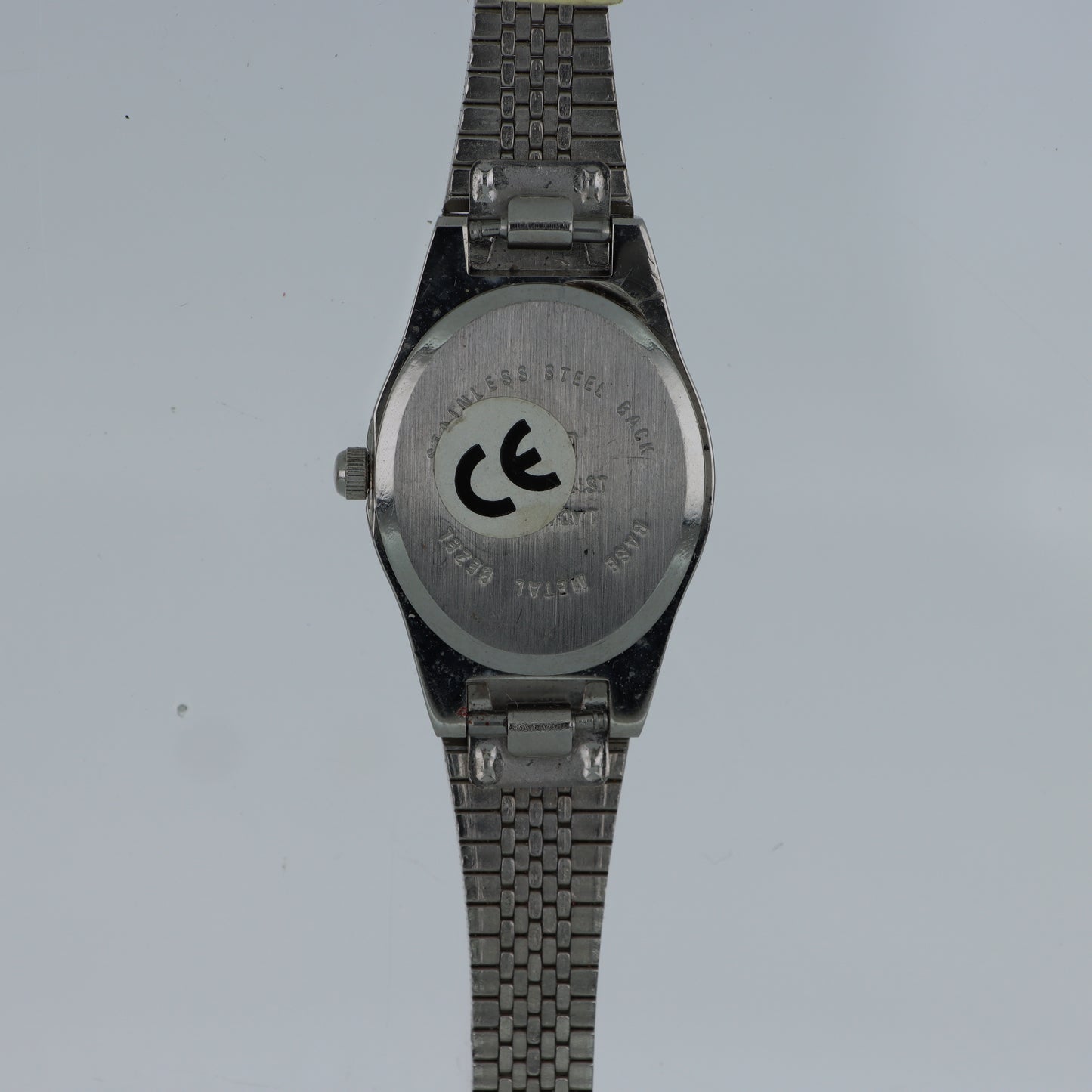 Q&Q – Orologio Donna Cassa a Botte Acciaio Texture Griglia Quadrante Ovale Bianco Bracciale Espandibile 30M