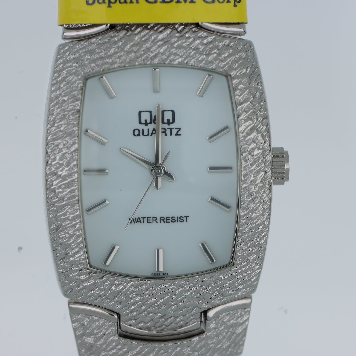 Q&Q – Orologio Donna Cassa Rettangolare Texture Rilievo Argento Quadrante Bianco Bracciale Espandibile Water Resist