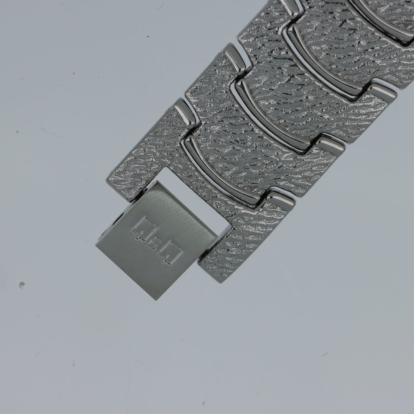 Q&Q – Orologio Donna Cassa Rettangolare Texture Rilievo Argento Quadrante Bianco Bracciale Espandibile Water Resist
