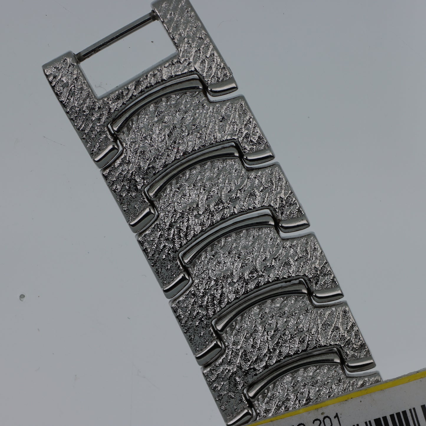 Q&Q – Orologio Donna Cassa Rettangolare Texture Rilievo Argento Quadrante Bianco Bracciale Espandibile Water Resist
