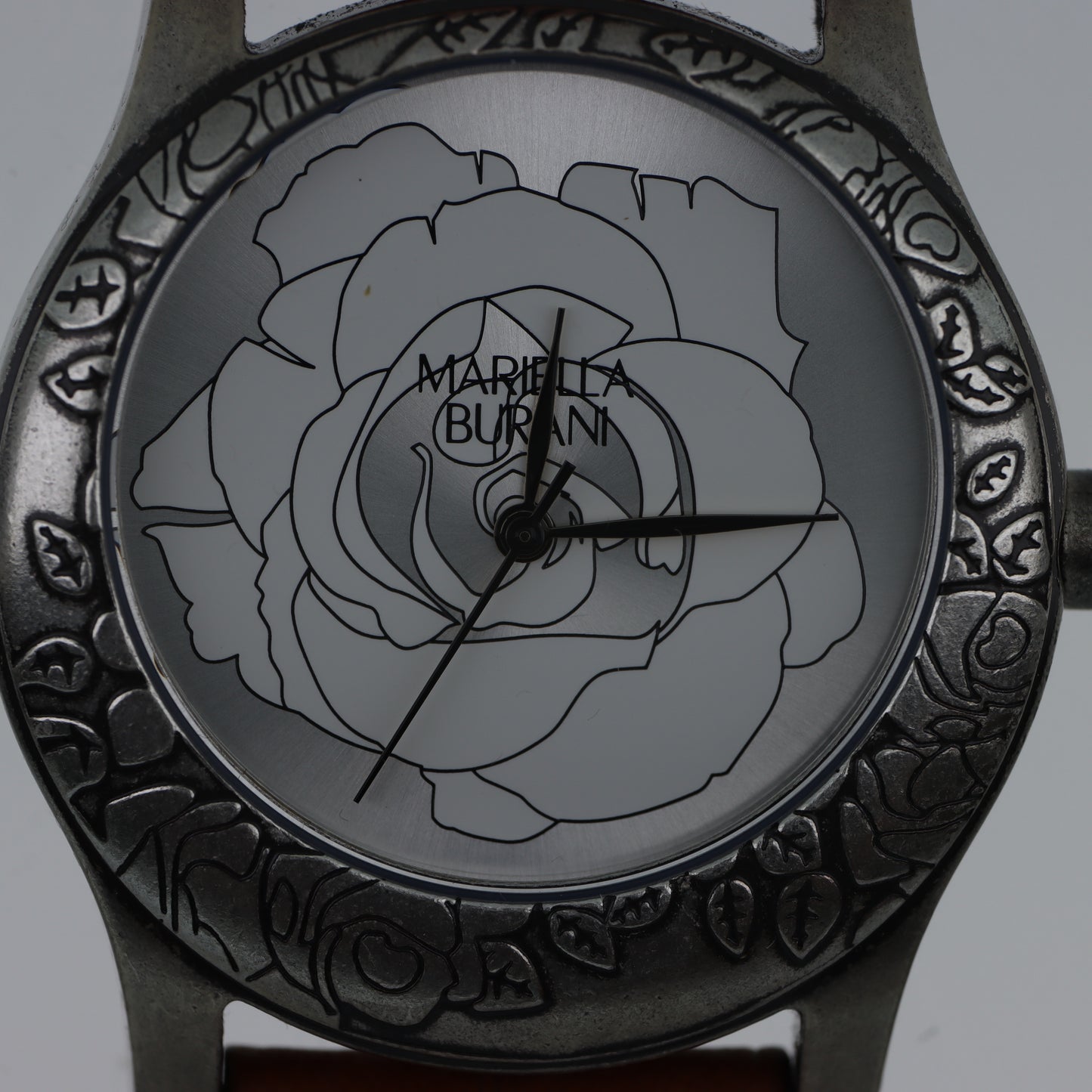 Mariella Burani – Orologio Donna Quadrante Bianco Rosa Incisa Bezel Anticato Arabeschi Cinturino Cuoio Cognac