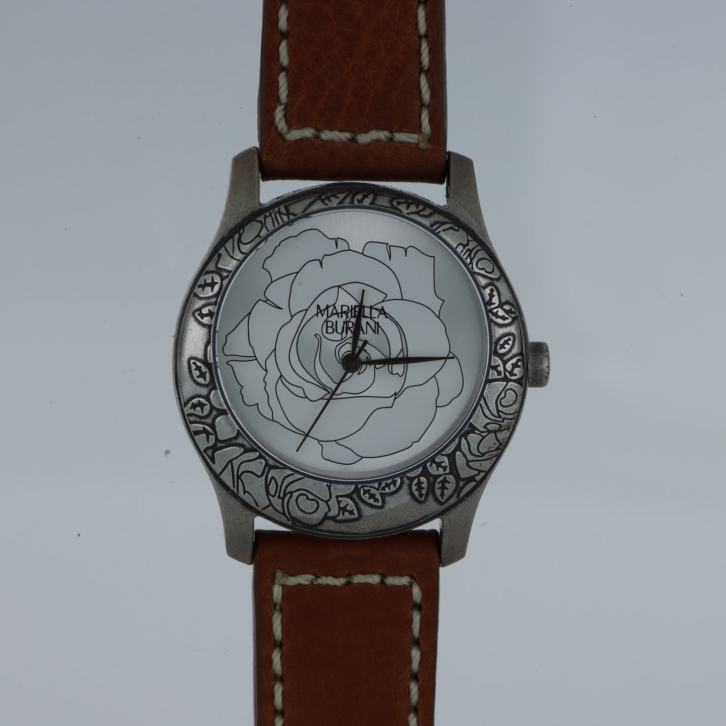 Mariella Burani – Orologio Donna Quadrante Bianco Rosa Incisa Bezel Anticato Arabeschi Cinturino Cuoio Cognac