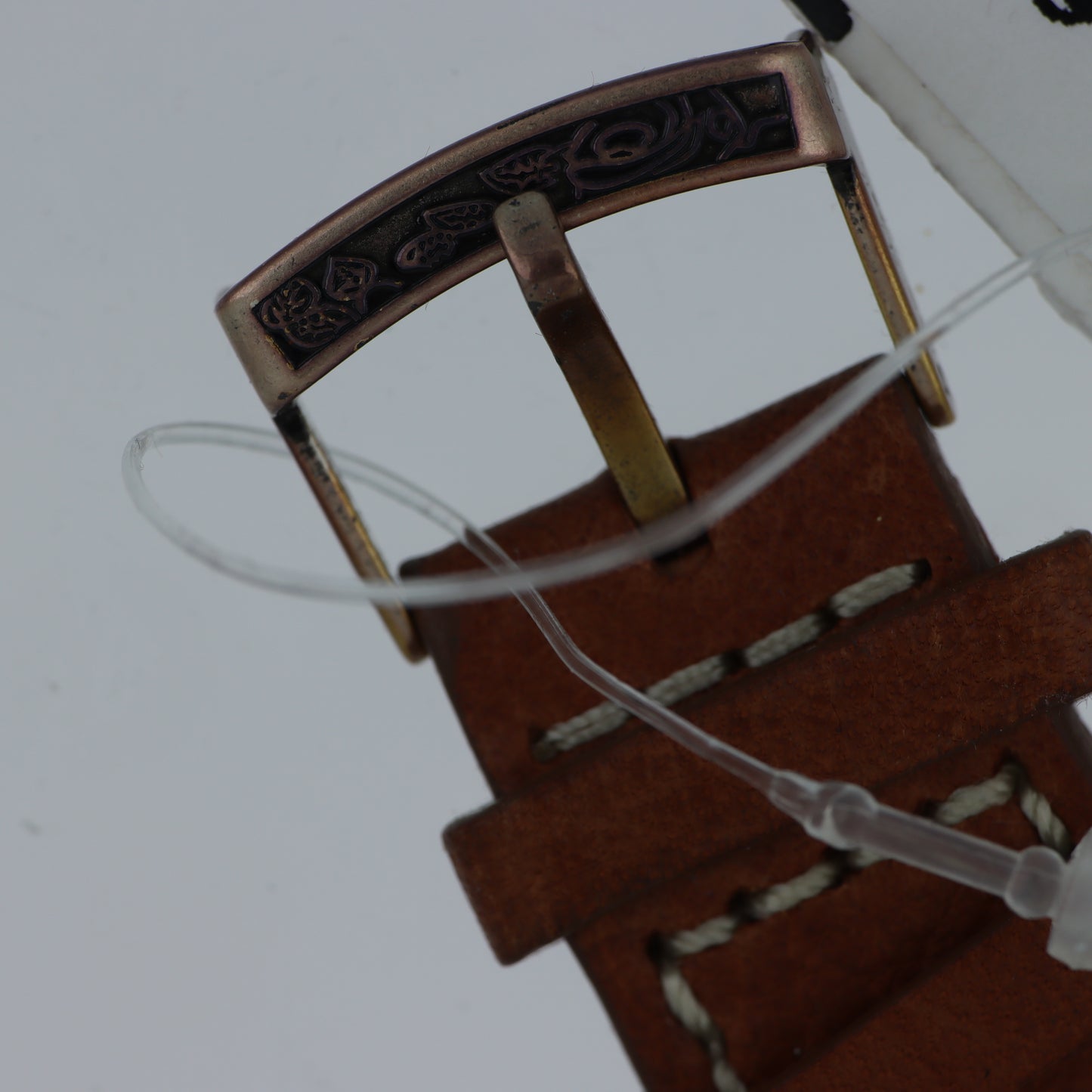 Mariella Burani – Orologio Donna Quadrante Bianco Rosa Incisa Bezel Anticato Arabeschi Cinturino Cuoio Cognac