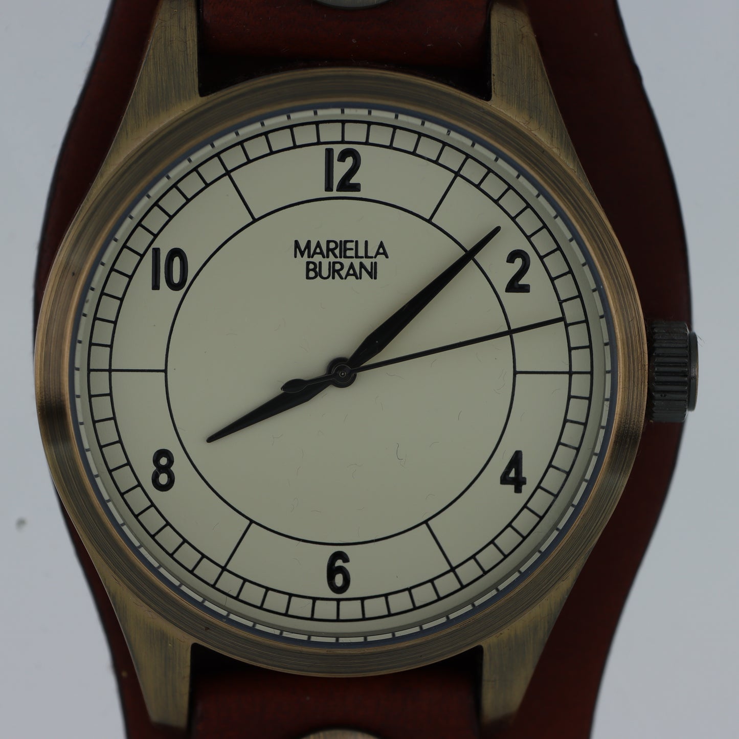 Mariella Burani – Orologio Unisex Stile Aviatore Cassa Bronzo Quadrante Crema Maxi Cuff Cuoio Borchie