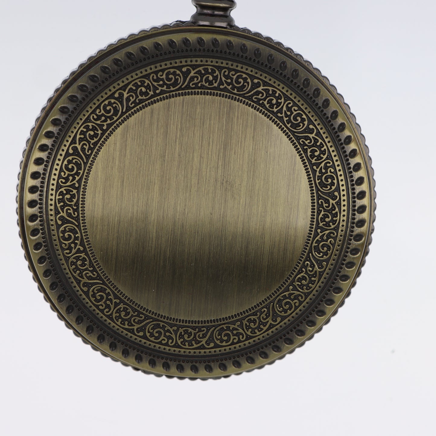 Orologio da Tasca Hunter-Case – Bronzo Antico con Incisioni Arabescate