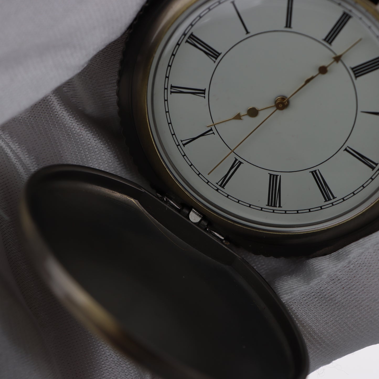 Orologio da Tasca Hunter-Case – Bronzo Antico con Incisioni Arabescate