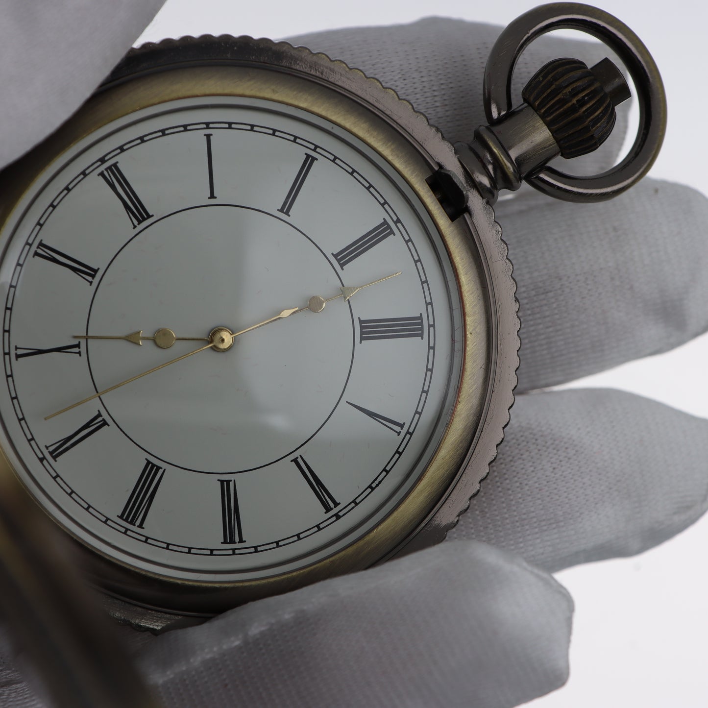 Orologio da Tasca Hunter-Case – Bronzo Antico con Incisioni Arabescate