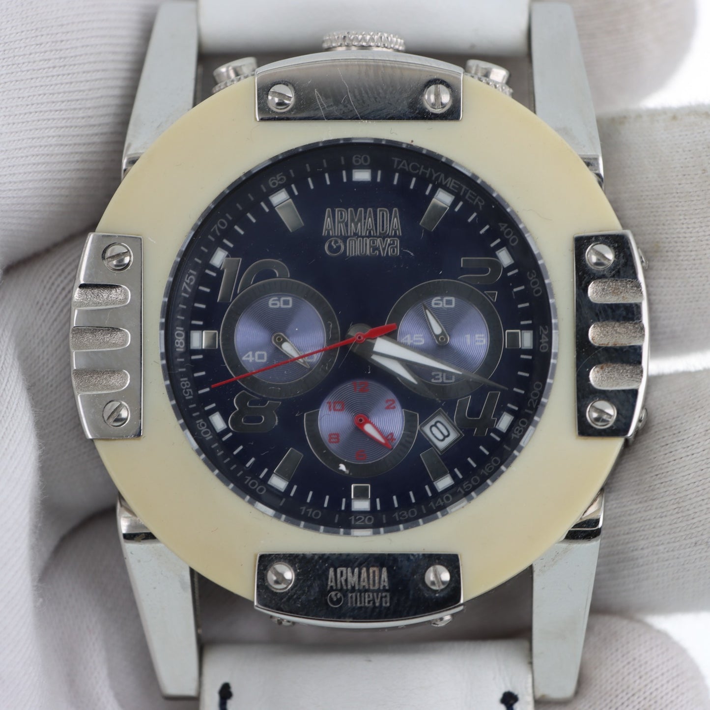 Armada Nueva – Cronografo Quadrante Blu Bezel Champagne Tachimetro con Data e Cinturino Pelle Bianca