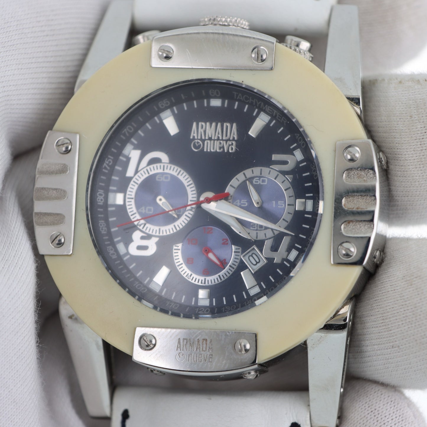 Armada Nueva – Cronografo Quadrante Blu Bezel Champagne Tachimetro con Data e Cinturino Pelle Bianca