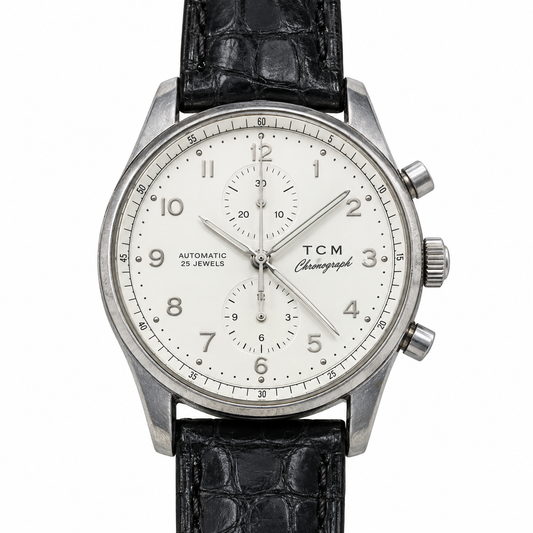 Cronografo TCM automatico in acciaio con quadrante bianco e cinturino in pelle nera effetto coccodrillo