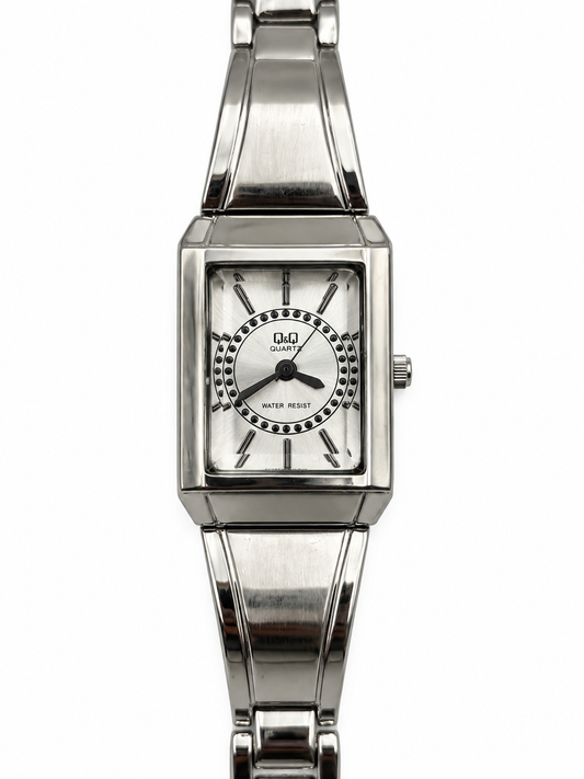 Orologio Q&Q Geometrie d’Argento con cassa rettangolare e bracciale sagomato