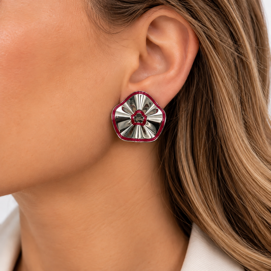 Orecchini Choise a clip con fiore argentato e bordo rosso – Corolla di passione