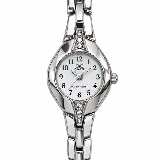 Orologio donna Q&Q con quadrante bianco a numeri arabi, cassa color argento, dettagli luminosi e bracciale geometrico