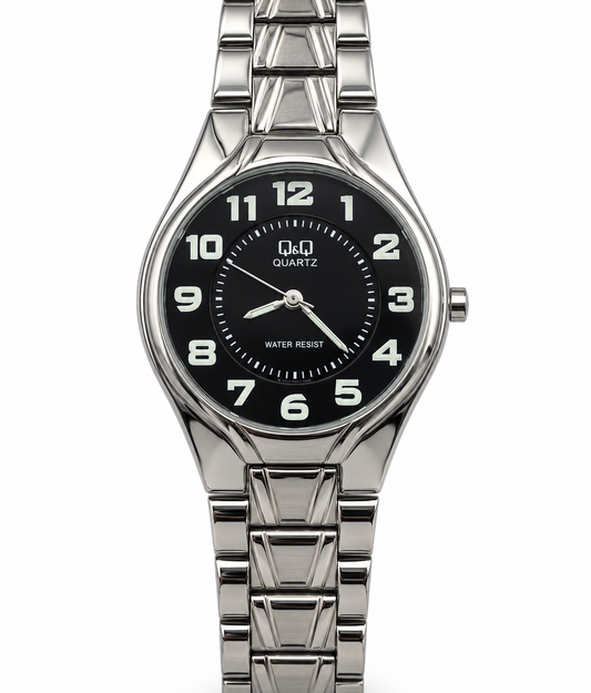 Orologio Q&Q con quadrante nero, grandi numeri arabi e bracciale argentato a maglie geometriche